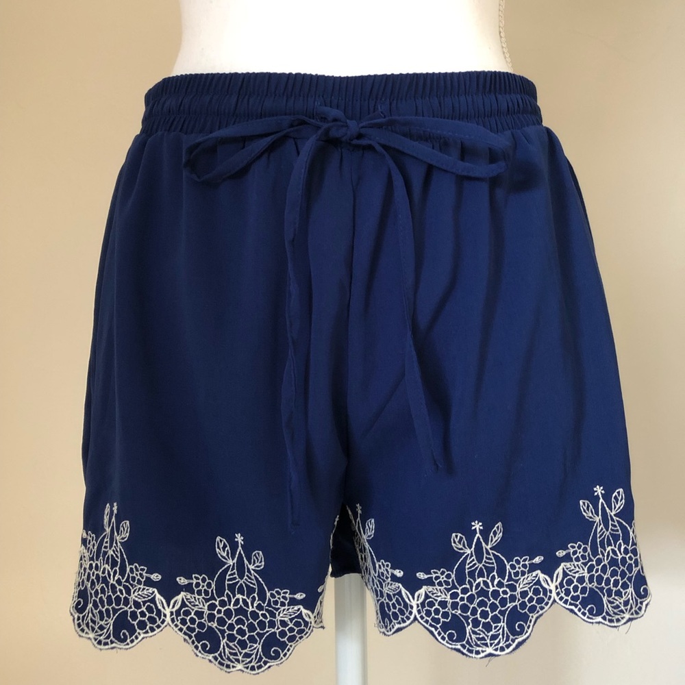 Mine Pull-on Short with Floral Embroidery
